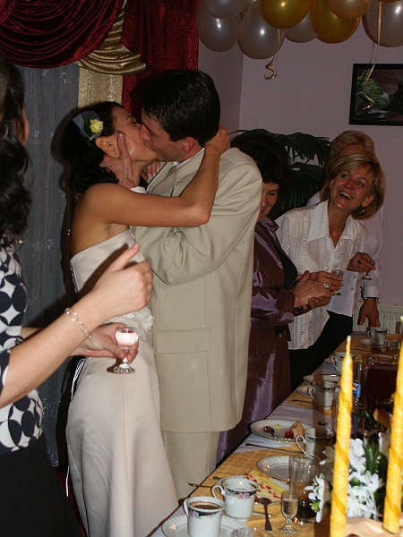 073 Gorzko, gorzko.JPG - Tradycyjne gromkie 'Gorzko, gorzko' na początek imprezy.